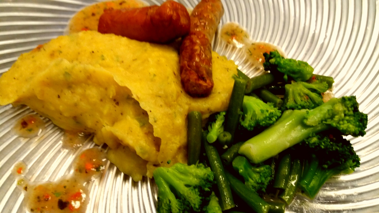 Kartoffelpüree mit Gemüse und Würstchen, Salat, Rührei | kinder_essen